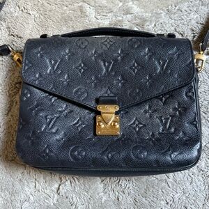 Louis Vuitton black pochette Métis
100% authentic